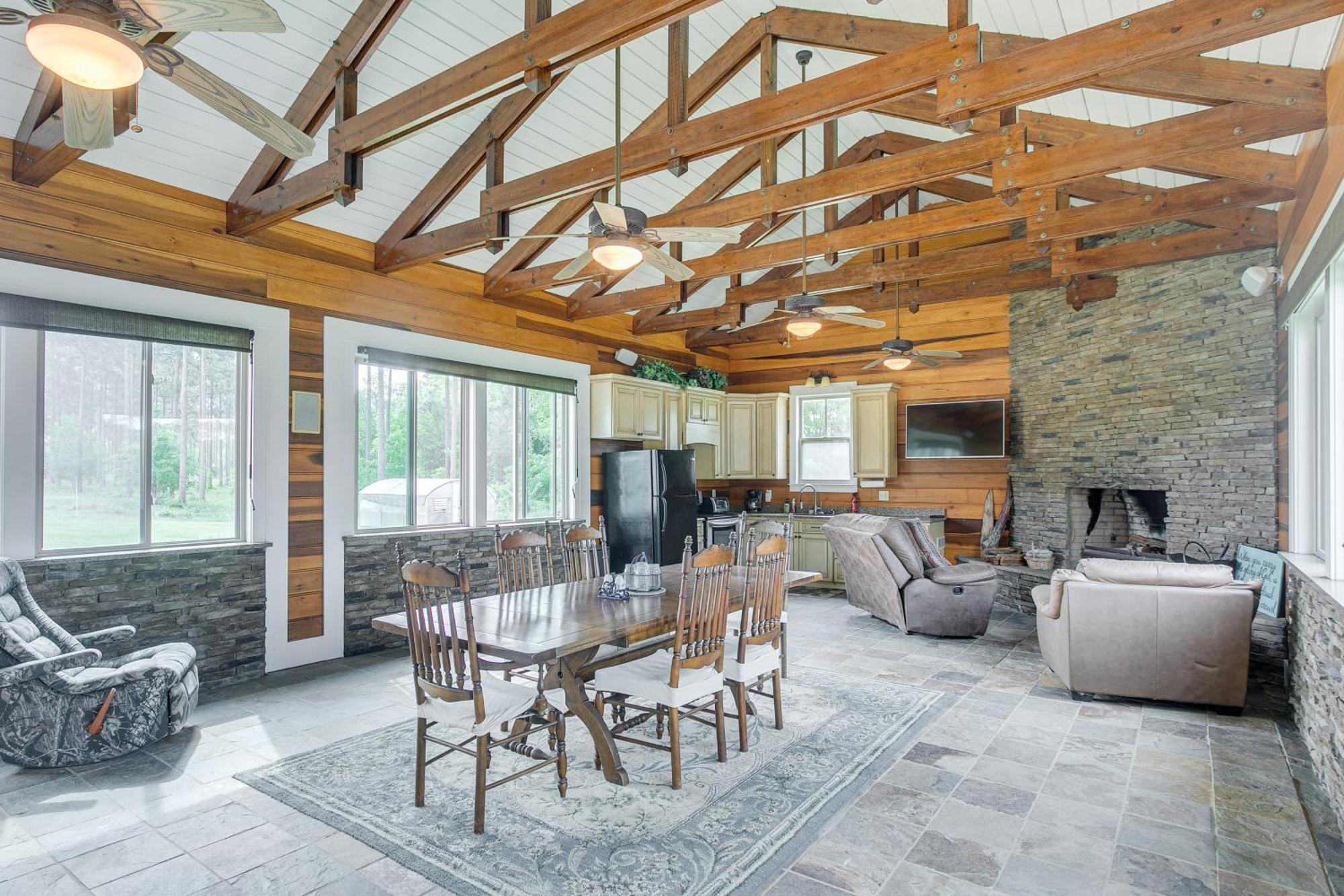 Secluded Home With Deck - Near Downtown Fitzgerald! Eksteriør billede
